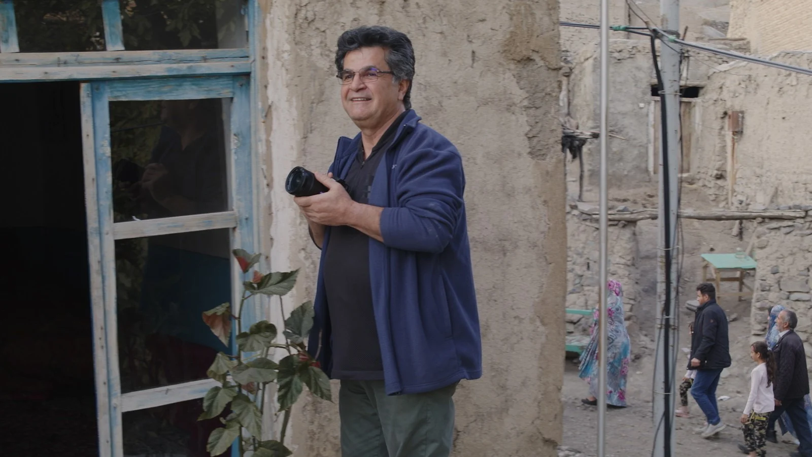 Tribunal iraniano mantém pena de prisão e proibição de viajar a Jafar Panahi