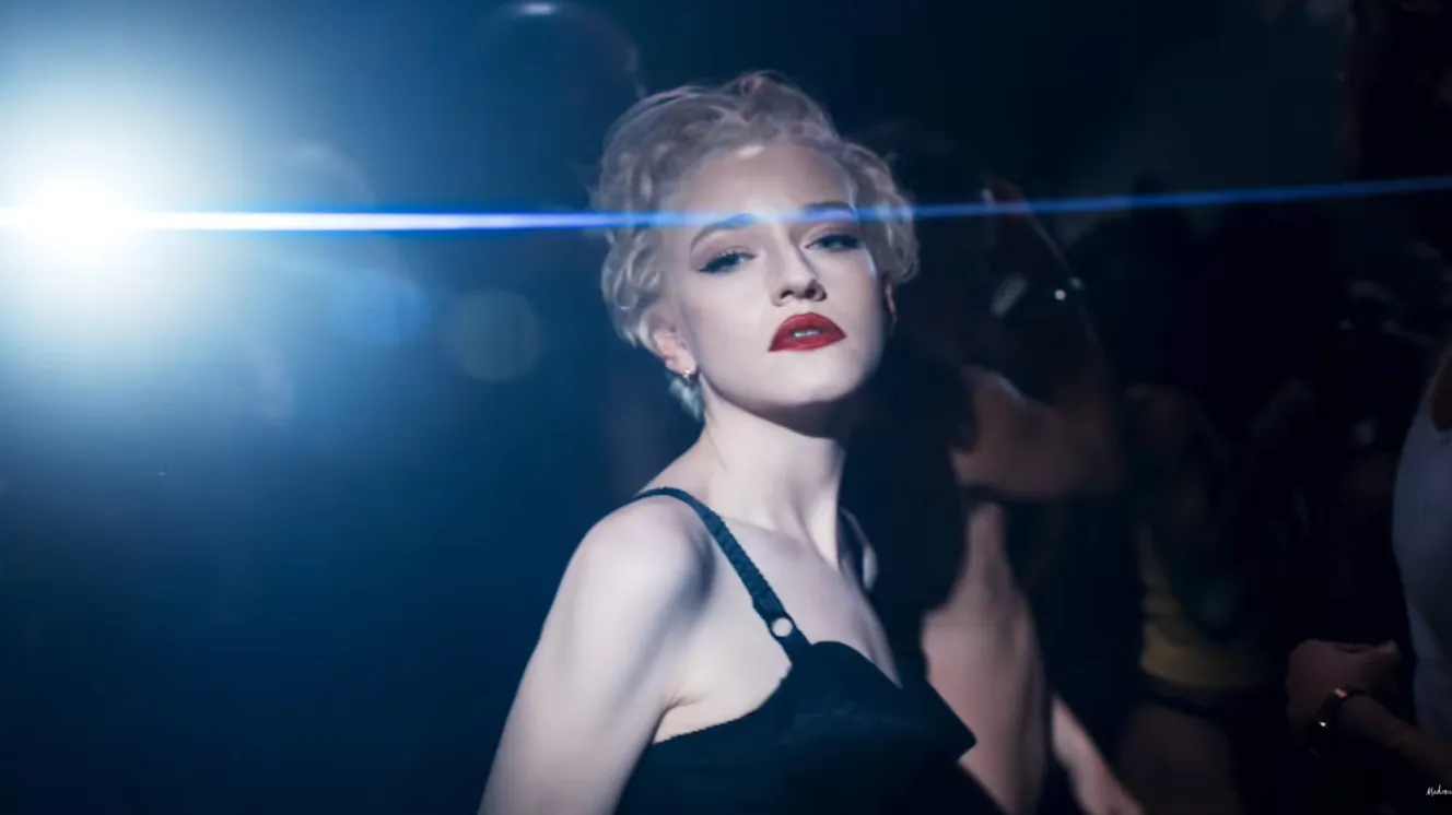 Julia Garner em videoclipe de Madonna