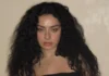 Charli XCX anuncia digressão Music, Fashion, Film