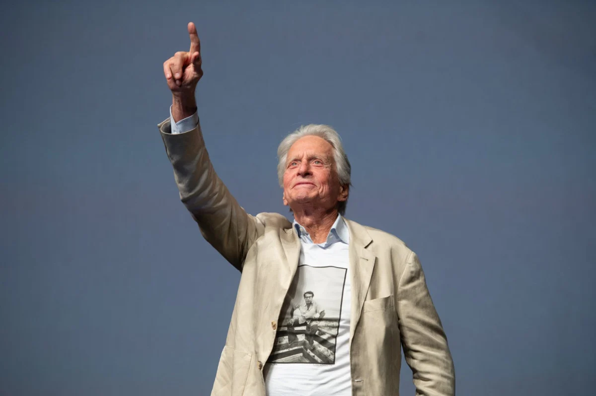 Michael Douglas e Willem Dafoe reencontram Oliver Stone em “White Lies”