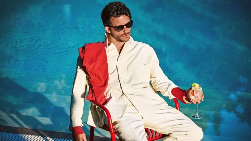 Jonathan Bailey é o novo MARTINI Man