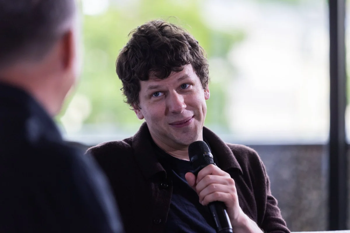 Jesse Eisenberg em Karlovy Vary: “Sentia que destruía os filmes com a minha interpretação”